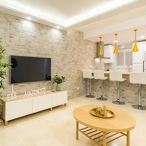 https://amazing-apartment-in-the-old-town-with-pool.hotelsinnerja.org